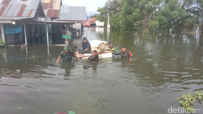 Warga terdampak banjir di Gorontalo dievakuasi.