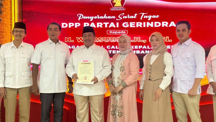 Warsubi menerima surat tugas maju Pilbup Jombang 2024 dari Gerindra.
