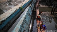 Pertama petugas mengambil sampah plastik dari aliran sungai.