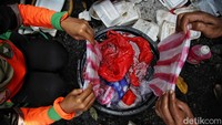 Sampah plastik tersebut kemudian dibersihkan.
