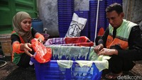 Setelah bersih, plastik kresek tersebut dijemur agar kering.