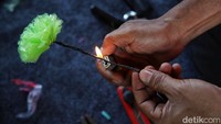 Sementara itu tangkai bunga plastik dibuat dari kawat dan balutan sampah kresek warna hitam.