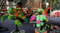 Rencanannya petugas akan membuat kerajinan ini dengan ukuran yang besar.