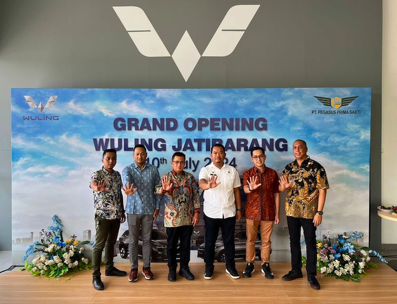 Wuling Buka Dealer di Jatibarang, Jawa Barat.