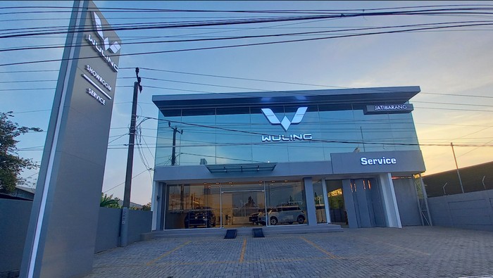 Wuling Buka Dealer di Jatibarang, Jawa Barat.