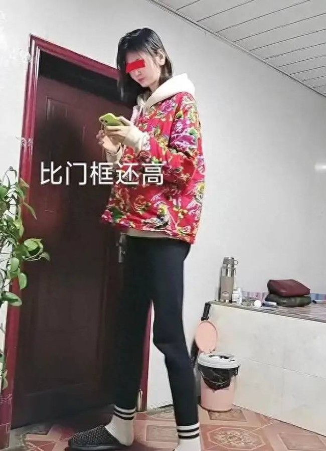 Xiao Mai sudah mendapati keunikan tubuhnya sejak kecil. Ia selalu menjadi yang paling tinggi di antara teman-teman. Saat duduk di kelas 7, tingginya sudah 180 meter. Dikatakan jika setiap tahun, Xiao mai bertambah 10 cm hingga kasurnya sudah tidak muat lagi. Foto: TikTok/Internet