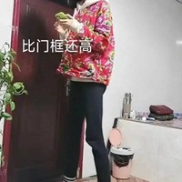 Xiao Mai sudah mendapati keunikan tubuhnya sejak kecil. Ia selalu menjadi yang paling tinggi di antara teman-teman. Saat duduk di kelas 7, tingginya sudah 180 meter. Dikatakan jika setiap tahun, Xiao mai bertambah 10 cm hingga kasurnya sudah tidak muat lagi. Foto: TikTok/Internet