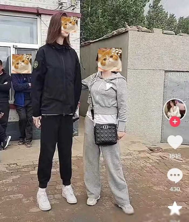 Sayangnya sampai saat ini ia belum dipertemukan dengan pria yang serius untuk membangun hubungan. Beberapa bahkan hanya mau melihat Xiao Mai saja karena penasaran dan ingin berfoto dengannya. Meski begitu, Xiao mai dan keluarga selalu menanggapi dengan ramah dan tidak pernah menolak. Foto: TikTok/Internet