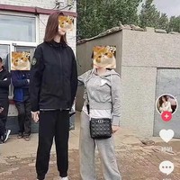 Sayangnya sampai saat ini ia belum dipertemukan dengan pria yang serius untuk membangun hubungan. Beberapa bahkan hanya mau melihat Xiao Mai saja karena penasaran dan ingin berfoto dengannya. Meski begitu, Xiao mai dan keluarga selalu menanggapi dengan ramah dan tidak pernah menolak. Foto: TikTok/Internet