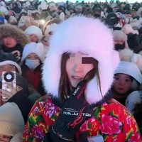 Xiao Mai sempat menjadi bintang basket di sekolah dan membantu tim meraih kemenangan di berbagai kejuaraan. Sebenarnya banyak tim basket profesional yang mencoba merekrutnya tapi Xiao mai menolak karena ingin fokus belajar saja sebelum ia akhirnya mengalami cedera di kelas 10 dan berhenti bermain. Foto: TikTok/Internet