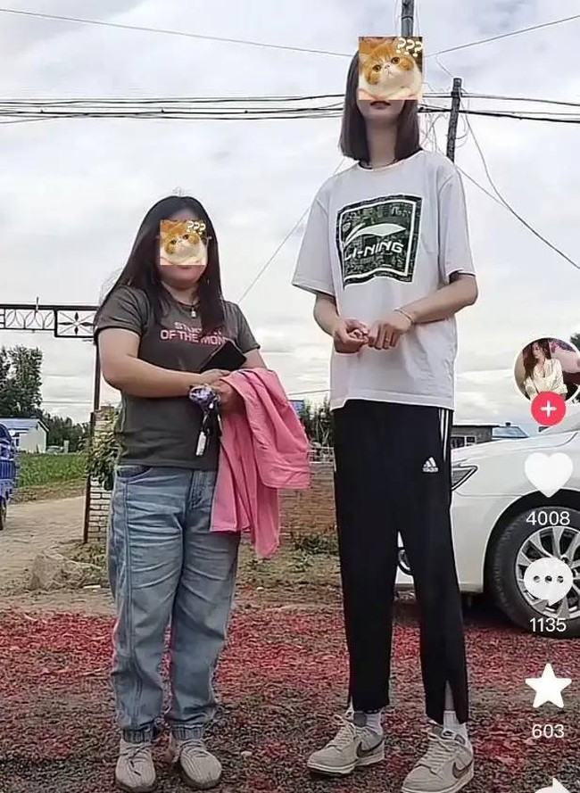 Berkat pencarian pacar online itu Xiao Mai juga mengaku jadi lebih percaya diri dengan tinggi badannya. Di awal-awal video, ia memang terlihat kaku dan canggung. Kini Xiao Mai tampak jauh lebih pandai berpose di depan kamera. Sebelumnya wanita tersebut sering merasa minder hingga mengurangi berinteraksi dengan orang asing. Foto: TikTok/Internet