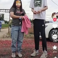 Berkat pencarian pacar online itu Xiao Mai juga mengaku jadi lebih percaya diri dengan tinggi badannya. Di awal-awal video, ia memang terlihat kaku dan canggung. Kini Xiao Mai tampak jauh lebih pandai berpose di depan kamera. Sebelumnya wanita tersebut sering merasa minder hingga mengurangi berinteraksi dengan orang asing. Foto: TikTok/Internet