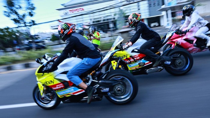 2 Pembalap Pertamina Enduro VR4G Racing Team Parade Bareng Klub Motor Bali