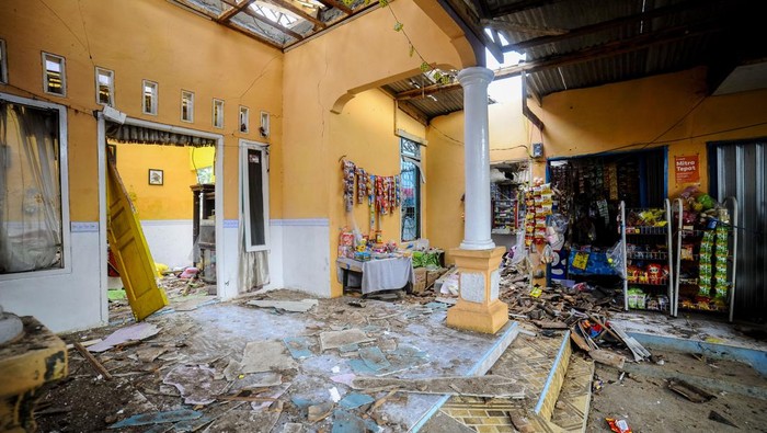 Kondisi rumah yang rusak diduga akibat ledakan bom ikan di Kampung Paniis, Panimbang, Pandeglang, Banten, Sabtu (13/7/2024). Ledakan tersebut mengakibatkan tiga rumah rusak, satu di antaranya rusak parah dan seorang anak menderita luka serius. ANTARA FOTO/Muhammad Bagus Khoirunas/Spt.