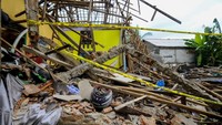 Ledakan tersebut mengakibatkan tiga rumah rusak, satu di antaranya rusak parah.
