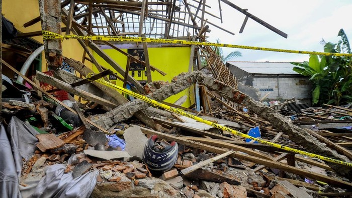 Kondisi rumah yang rusak diduga akibat ledakan bom ikan di Kampung Paniis, Panimbang, Pandeglang, Banten, Sabtu (13/7/2024). Ledakan tersebut mengakibatkan tiga rumah rusak, satu di antaranya rusak parah dan seorang anak menderita luka serius. ANTARA FOTO/Muhammad Bagus Khoirunas/Spt.