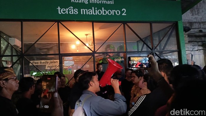 Aksi pedagang Teras Malioboro 2, Sabtu (13/7/2024).