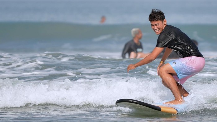 Atlet selancar ombak Indonesia Rio Waida berselancar di Pantai Legian, Badung, Bali, Sabtu (13/7/2024). Rio Waida terus melakukan latihan jelang berlaga pada Olimpiade Paris 2024 cabang olahraga surfing yang akan dilaksanakan di Tahiti, Kepulauan Polinesia Prancis mulai 27 Juli mendatang. ANTARA FOTO/Fikri Yusuf/wpa.