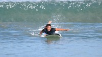 Atlet selancar ombak Indonesia Rio Waida berselancar di Pantai Legian, Badung, Bali, Sabtu (13/7/2024). 