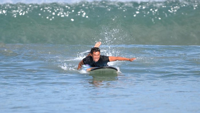 Atlet selancar ombak Indonesia Rio Waida berselancar di Pantai Legian, Badung, Bali, Sabtu (13/7/2024). Rio Waida terus melakukan latihan jelang berlaga pada Olimpiade Paris 2024 cabang olahraga surfing yang akan dilaksanakan di Tahiti, Kepulauan Polinesia Prancis mulai 27 Juli mendatang. ANTARA FOTO/Fikri Yusuf/wpa.