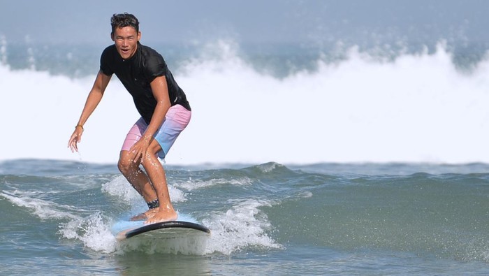 Atlet selancar ombak Indonesia Rio Waida berselancar di Pantai Legian, Badung, Bali, Sabtu (13/7/2024). Rio Waida terus melakukan latihan jelang berlaga pada Olimpiade Paris 2024 cabang olahraga surfing yang akan dilaksanakan di Tahiti, Kepulauan Polinesia Prancis mulai 27 Juli mendatang. ANTARA FOTO/Fikri Yusuf/wpa.