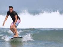 Aksi Rio Waida Taklukkan Ombak Jelang Olimpiade Paris