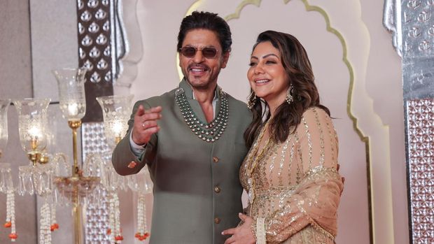 Aktor Shah Rukh Khan dan istrinya Gauri Khan berpose di karpet merah pada hari pernikahan Anant Ambani dan Radhika Merchant di Mumbai, India, 12 Juli 2024. (REUTERS/Francis Mascarenhas)