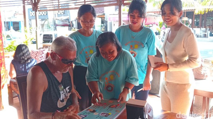 Anak difabel down syndrome, autisme, dan keterbelakangan mental bekerja melayani pelanggan di Blessing Child Cafe, Minggu (7/7/2024). (Aryo Mahendro/detikBali)