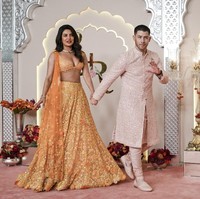 Acara yang digelar super-mewah ini mengundang sejumlah selebriti ternama dari Bollywood hingga mancanegara. Salah satunya Priyanka Chopra yang datang bersama suaminya Nick Jonas. Priyanka tampil cantik mengenakan lehenga warna oranye berbahan lace dan dihiasi bordir. Sementara Nick mengenakan tunik dan celana panjang berbahan tweed dalam warna pink pastel. Foto: AP/Rajanish Kakade