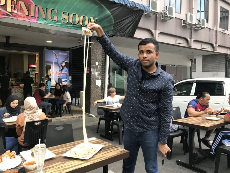 Bikin Haru! Pemilik Resto Ini Belikan Pegawainya Mobil Baru