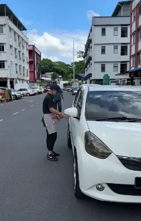 Bikin Haru! Pemilik Resto Ini Belikan Pegawainya Mobil Baru