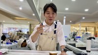 Tak hanya bahan-bahannya, kafe ini juga membawa barista dari negara asalnya untuk menyajikan kopi. Ada Mr Jinwoo yang siap membuat pesanan kopi. Foto: detikcom/Riska Fitria