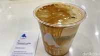Ada jugam Peanut Latte (Rp 49.500). Menu ini tak kalah unik, menggabungkan espresso dengan krim rasa kacang sehingga menghasilkan tekstur yang creamy. Foto: detikcom/Riska Fitria