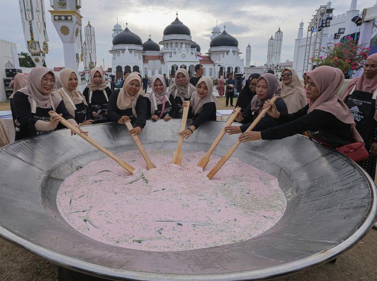 Catat Rekor MURI Memasak Bubur Asyura di Masjid Raya Aceh