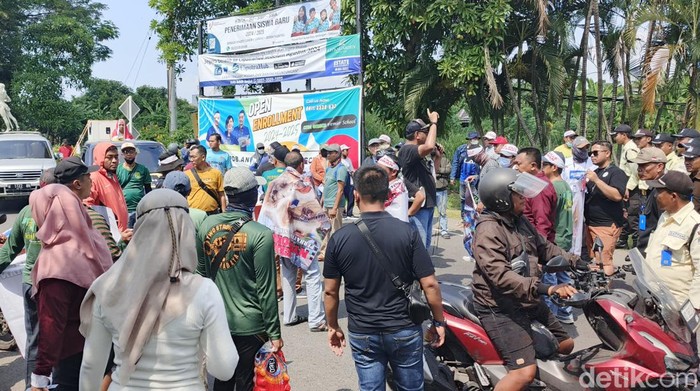 Demo warga perumahan Jade Ville Sidoarjo