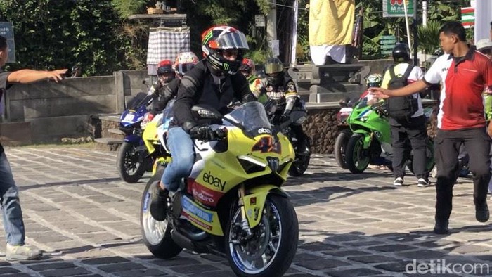 Dua pebalap MotoGP, Marco Bezzecchi dan Fabio Di Giannantonio, tiba di Mari Beach Club untuk menyapa masyarakat Bali jelang MotoGP Mandalika 2024, Sabtu (13/7/2024). (Ida Bagus Putu Mahendra/detikBali)