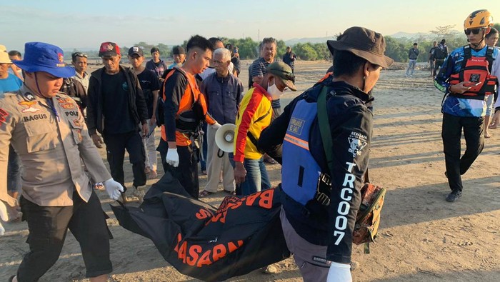 Evakuasi korban tenggelam di Garut.