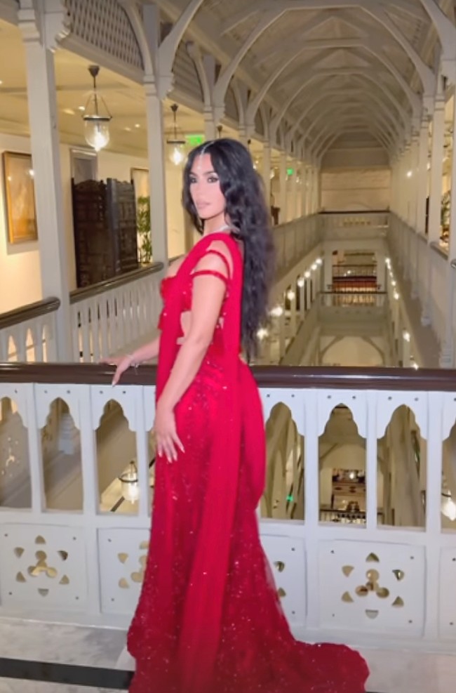 Mantan istri Kanye West itu tampil mencuri perhatian saat kondangan ke pernikahan Anant Ambani dan Radhika Merchant karena menggunakan lehenga atau busana tradisional India berwarna merah.  Foto: Dok. Instagram Kim Kardashian