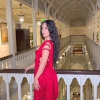 Mantan istri Kanye West itu tampil mencuri perhatian saat kondangan ke pernikahan Anant Ambani dan Radhika Merchant karena menggunakan lehenga atau busana tradisional India berwarna merah.  Foto: Dok. Instagram Kim Kardashian