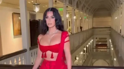 Foto Gaya Kim Kardashian Langgar Tradisi di Pernikahan Anak Crazy Rich Asia