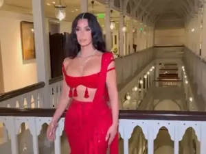 Foto Gaya Kim Kardashian Langgar Tradisi di Pernikahan Anak Crazy Rich Asia