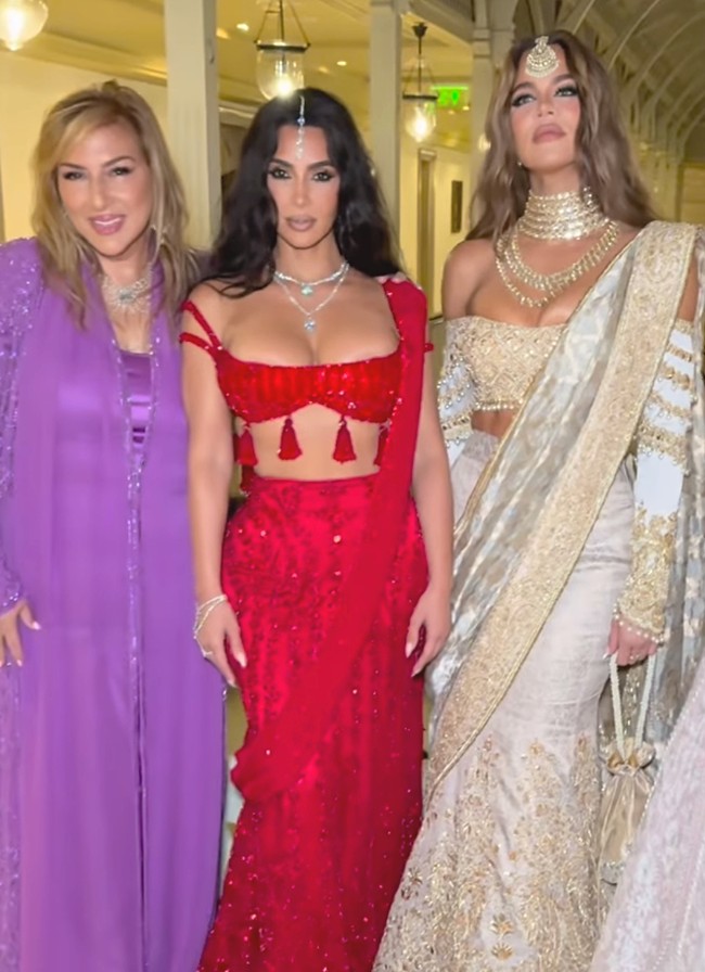 Kim Kardashian memamerkan momennya kondangan ke pernikahan Anant Ambani ke Instagram Story. Selain bersama Khloe Kardashian, dia juga ditemani desainer perhiasan Lorraine Schwartz. Foto: Dok. Instagram Kim Kardashian