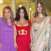 Kim Kardashian memamerkan momennya kondangan ke pernikahan Anant Ambani ke Instagram Story. Selain bersama Khloe Kardashian, dia juga ditemani desainer perhiasan Lorraine Schwartz. Foto: Dok. Instagram Kim Kardashian