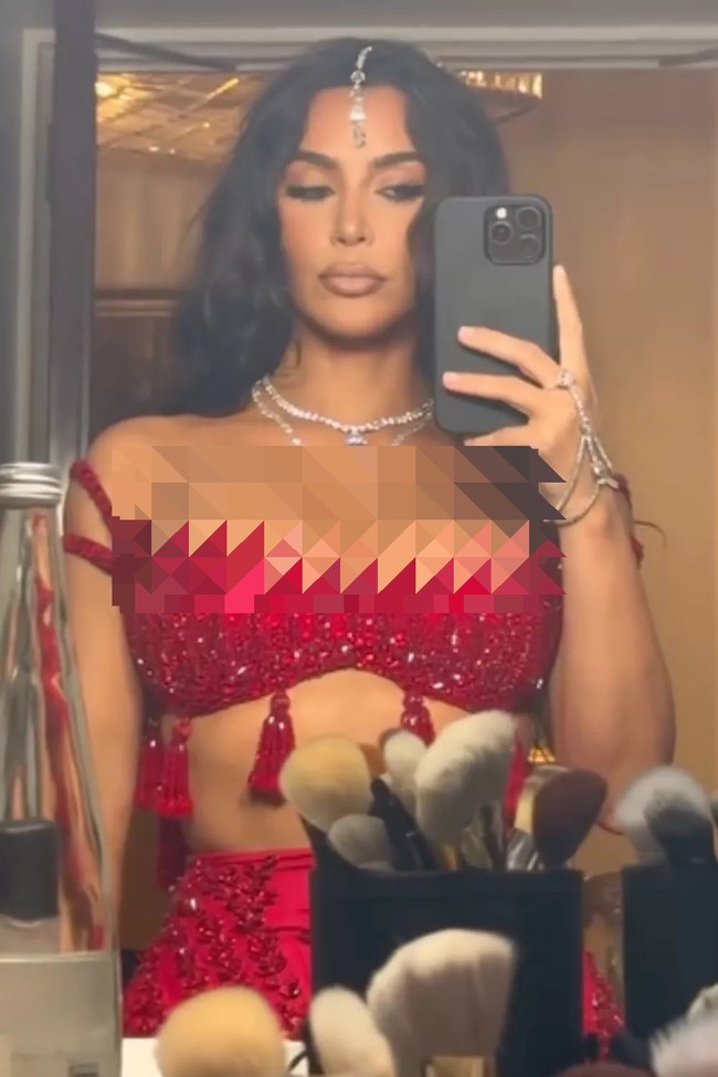 Penampilan Kim Kardashian saat kondangan ke pernikahan Anant Ambani ini disebut melanggar tradisi di India. Dalam upacara pernikahan Hindu modern, warna merah secara tradisional hanya dipakai oleh pengantin wanita. Foto: Dok. Instagram Kim Kardashian