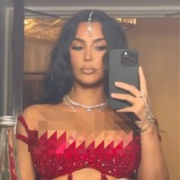 Penampilan Kim Kardashian saat kondangan ke pernikahan Anant Ambani ini disebut melanggar tradisi di India. Dalam upacara pernikahan Hindu modern, warna merah secara tradisional hanya dipakai oleh pengantin wanita. Foto: Dok. Instagram Kim Kardashian