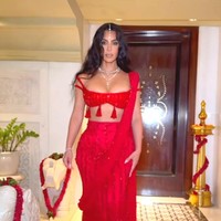 Kim Kardashian datang ke pernikahan Anant Ambani dan Radhika Merchant yang digelar di Jio World Centre, Mumbai pada Jumat (12/7/2024). Anant Ambani merupakan putra bungsu Mukesh Ambani, orang terkaya India dan terkaya ke-10 dunia. Foto: Dok. Instagram Kim Kardashian