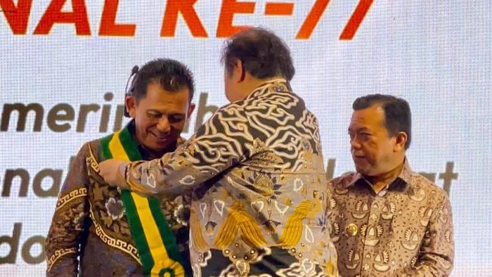Gubernur Kepri, Ansar Ahmad menerima penghargaan Bintang Abhinaya Jagadhita dari Menko Bidang Perekonomian RI, Airlangga Hartarto atas Inovasi untuk Koperasi. (Dok. Pemprov Kepri)