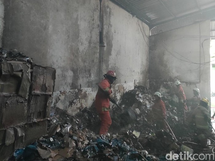 Gudang Pecah Belah di Margomulyo Surabaya Terbakar