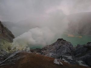 Puluhan Wisatawan Gigit Jari Gagal Mendaki Saat Status Gunung Ijen Waspada