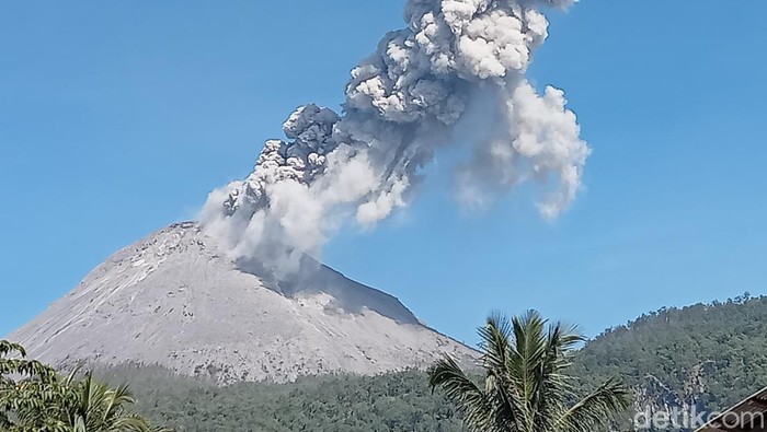 Gunung Lewotobi Laki-laki di Flores Timur, NTT, meletus, Kamis (11/7/2024). (Arnoldus Yurgo Purab/detikBali)